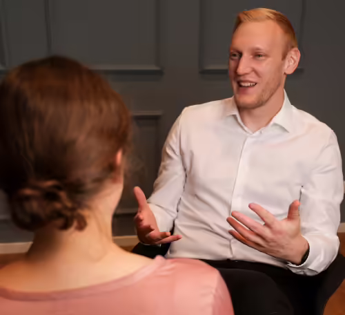 Martin Danel im Gespräch mit einem Coachee.